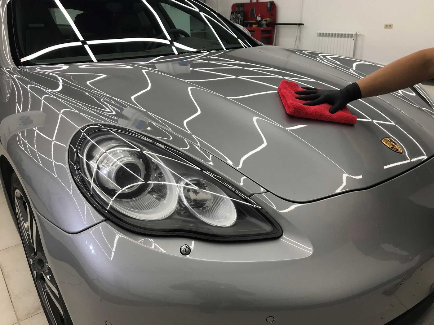 Mirror-gloss reflection on a ceramic-coated Porsche